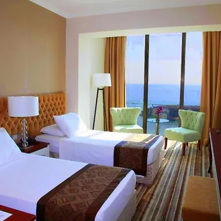 Denizkizi & Denizkizi Royal Seafront Resort & Restaurant & Beach Club קיירניה