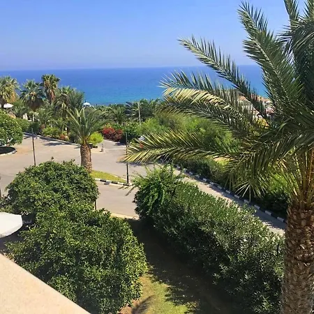 Denizkizi & Denizkizi Royal Seafront Resort & Restaurant & Beach Club קיירניה