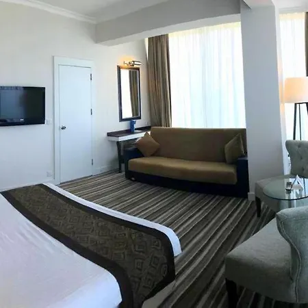 Denizkizi & Denizkizi Royal Seafront Resort & Restaurant & Beach Club מלון קיירניה