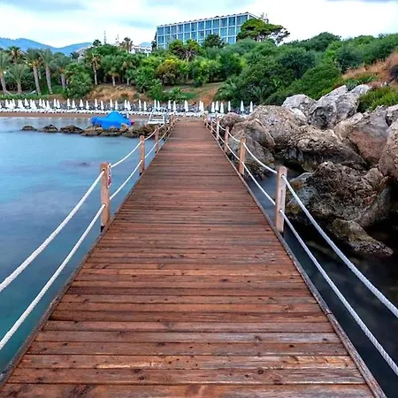 Denizkizi & Denizkizi Royal Seafront Resort & Restaurant & Beach Club קיירניה